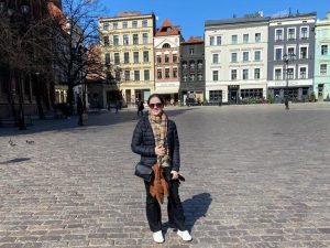 Blog author Fizz stands in Torun town square